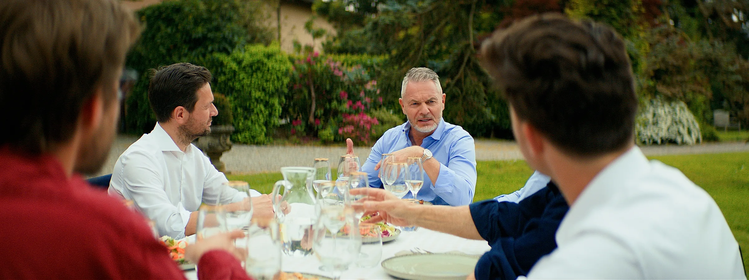 Dirk Kreuter in personal conversation with members at a Jetstream dinner