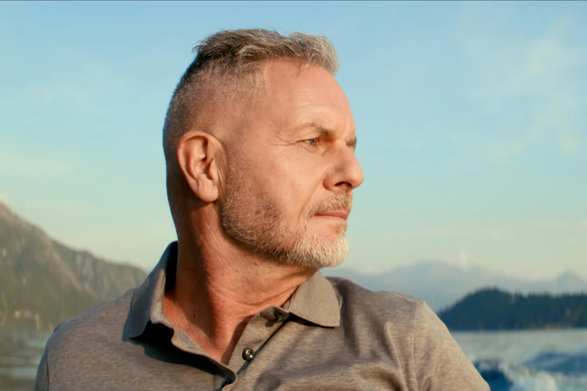 Dirk Kreuter auf dem Boot am See