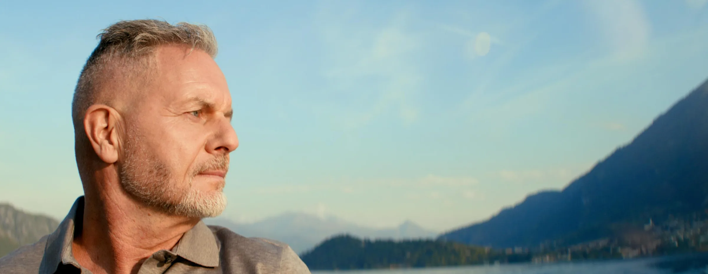 Dirk Kreuter auf dem Boot am See