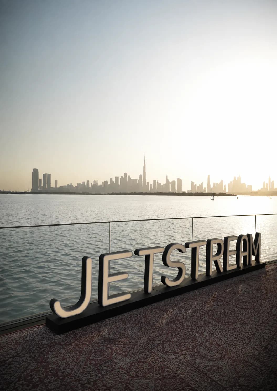 Jetstream Schriftzug vor der Skyline von Dubai